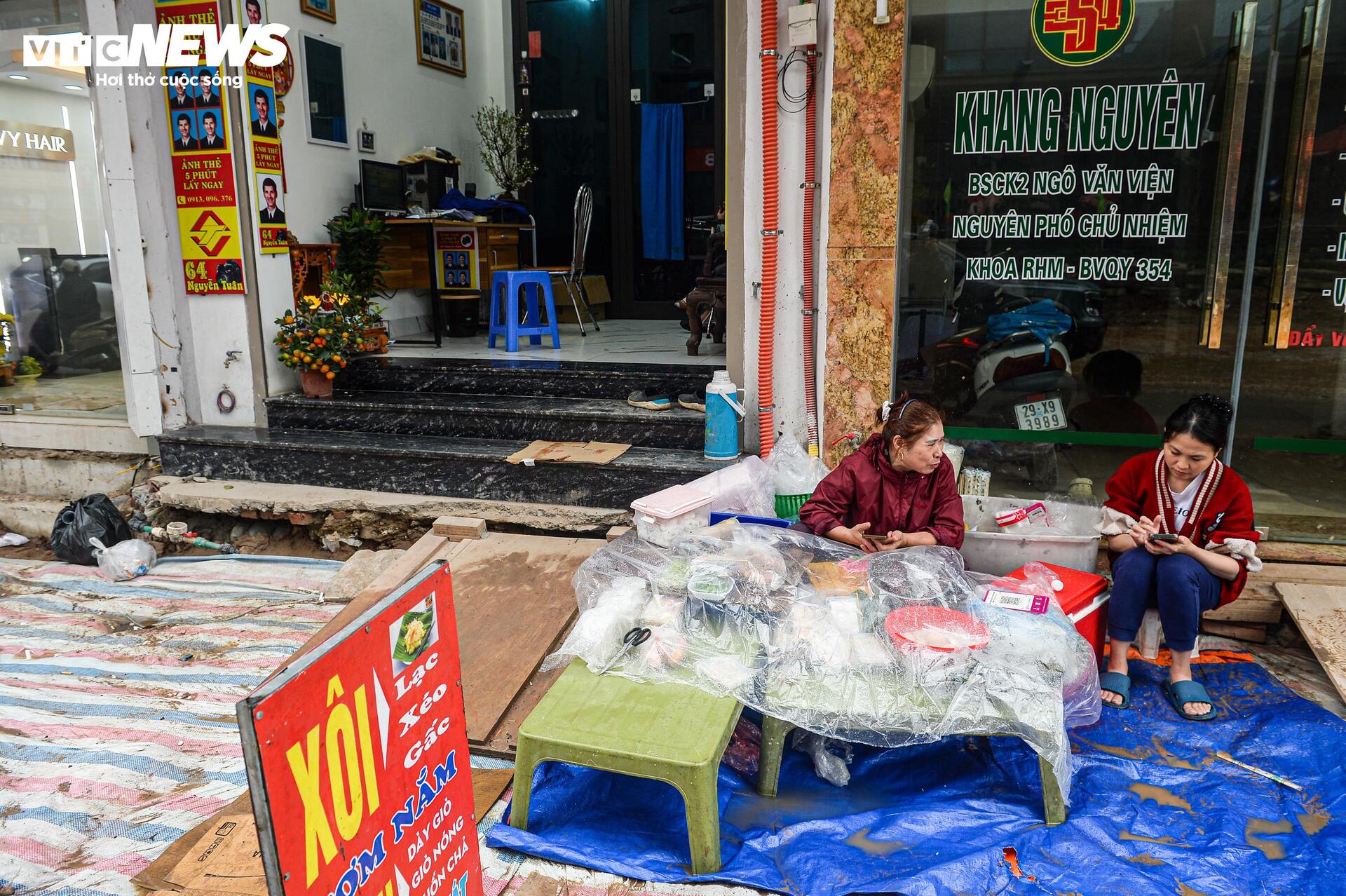 Dự án đường 400 tỷ ở Hà Nội ngổn ngang sau Tết, dân lội bùn, bắc ván vào nhà - Ảnh 4