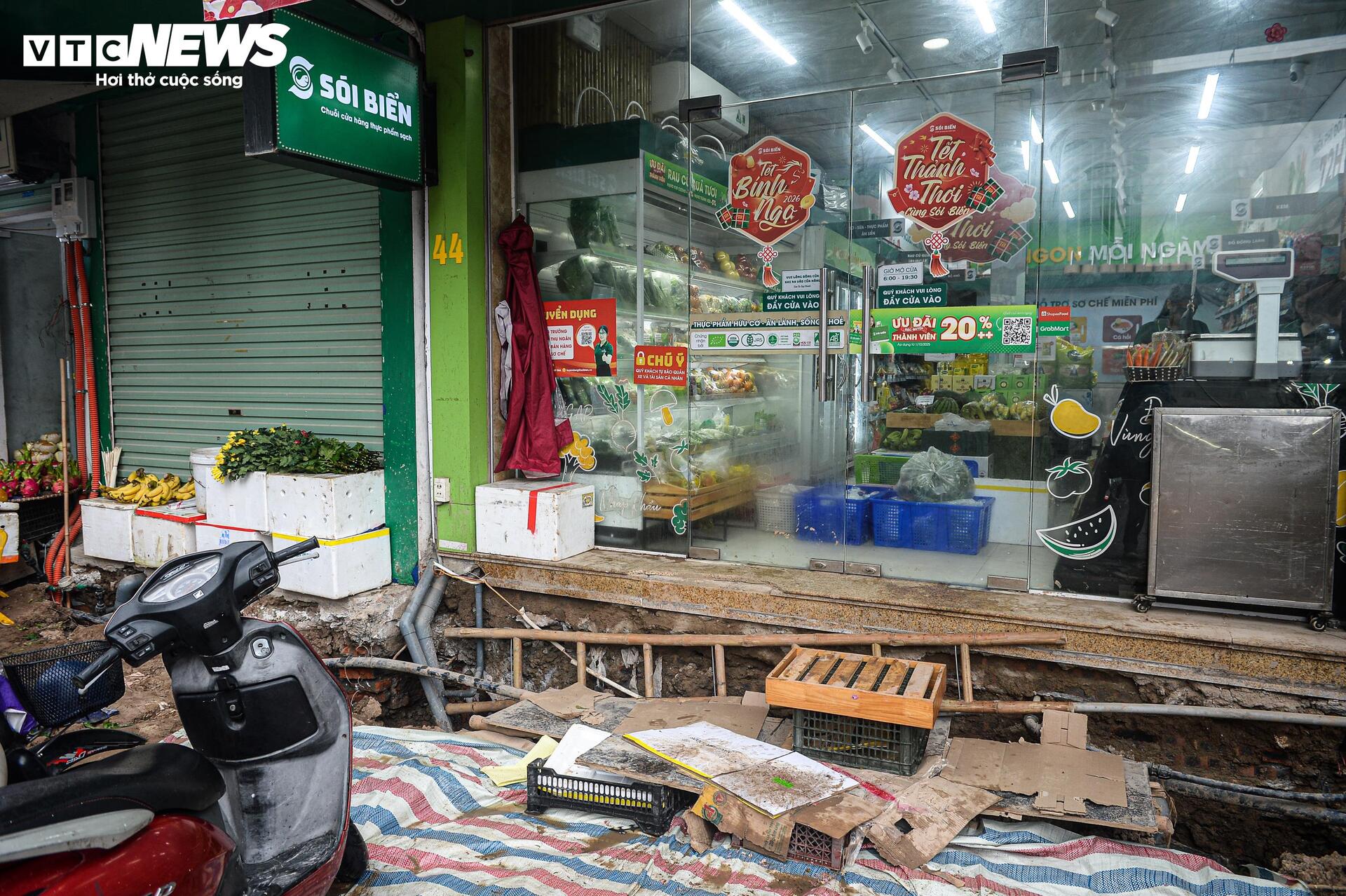 Dự án đường 400 tỷ ở Hà Nội ngổn ngang sau Tết, dân lội bùn, bắc ván vào nhà - Ảnh 6