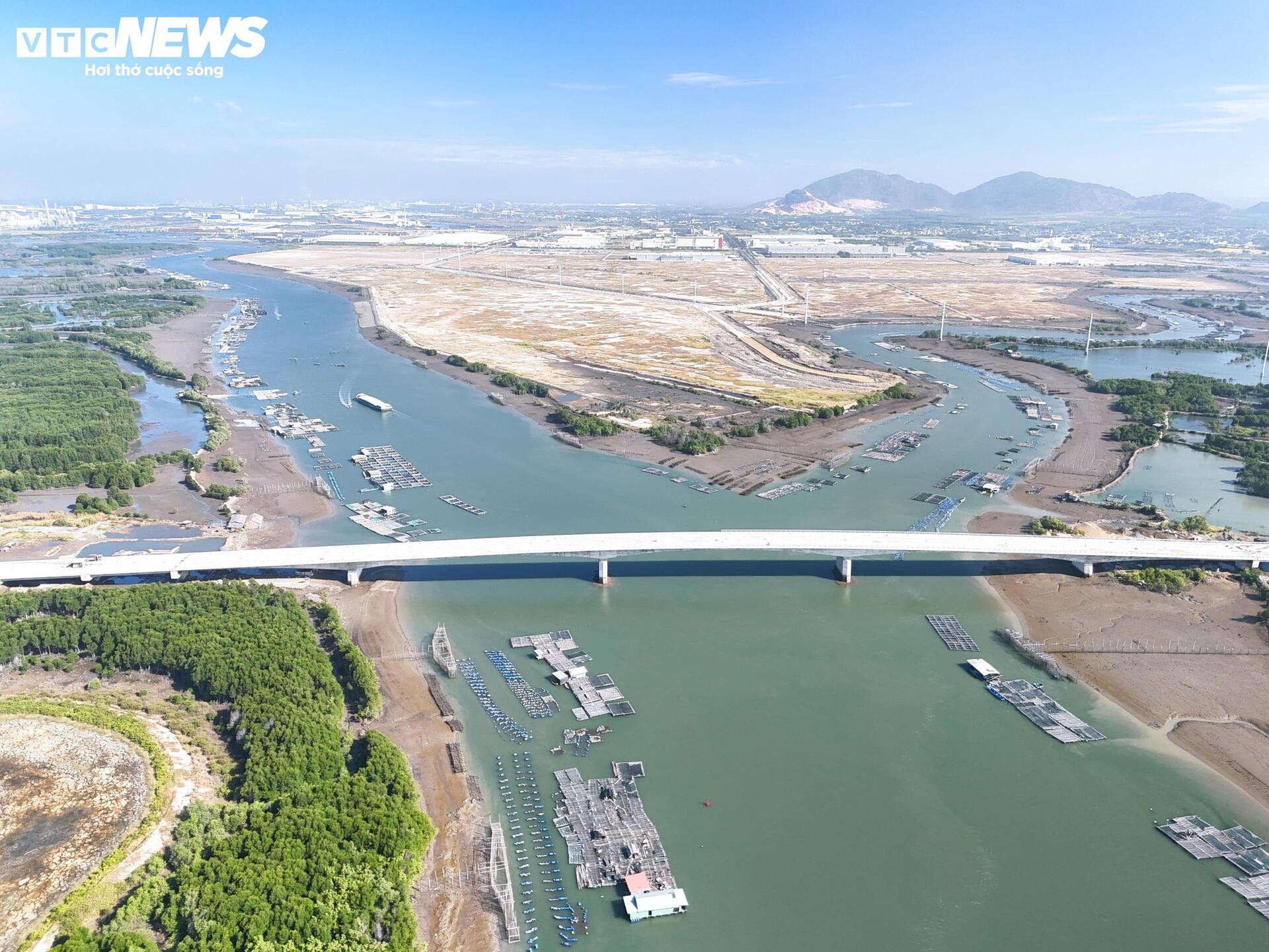 Hiện trạng đường nối siêu cảng Cái Mép với khu công nghiệp ở TP.HCM - Ảnh 10