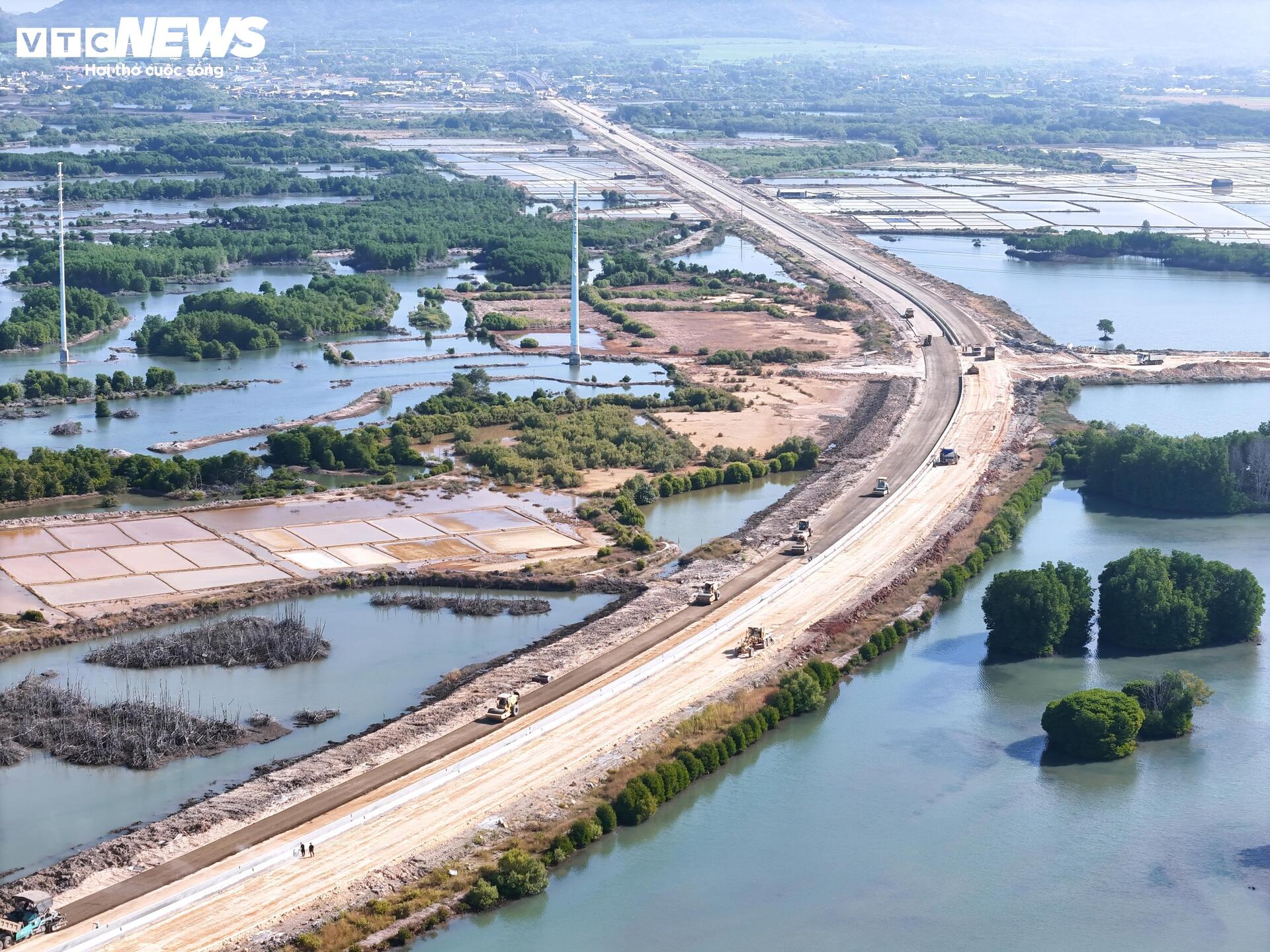 Hiện trạng đường nối siêu cảng Cái Mép với khu công nghiệp ở TP.HCM - Ảnh 6