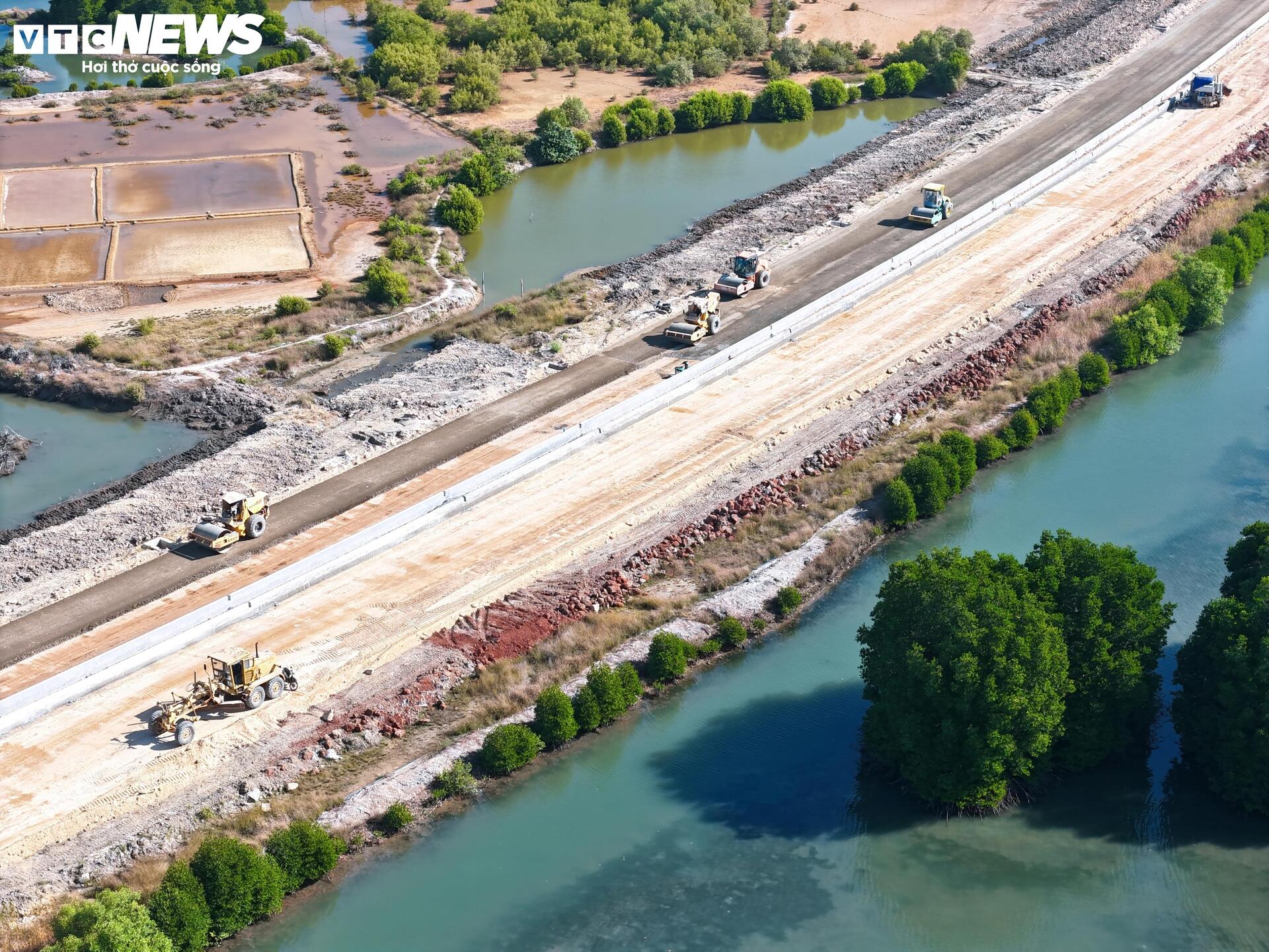 Hiện trạng đường nối siêu cảng Cái Mép với khu công nghiệp ở TP.HCM - Ảnh 4