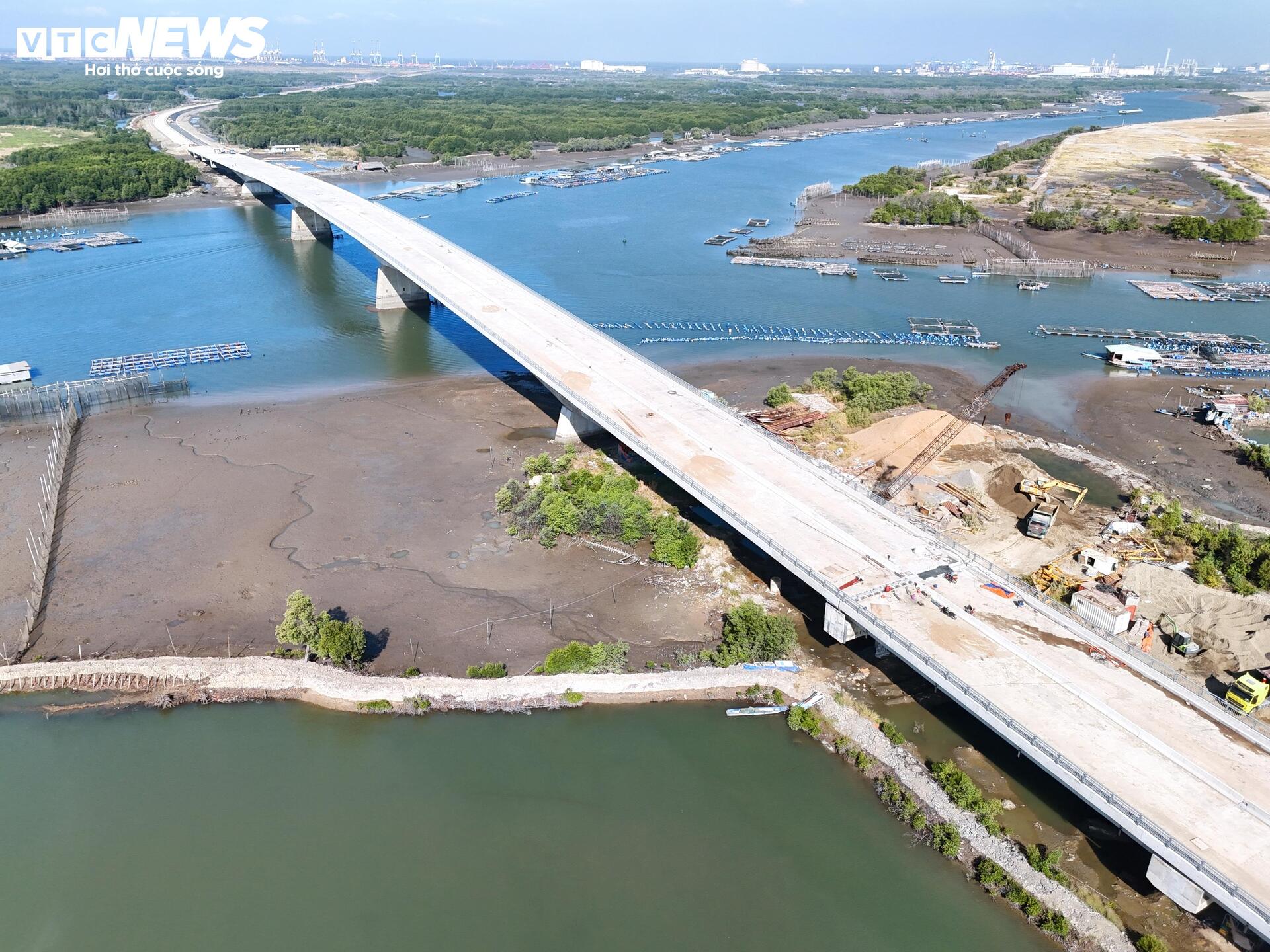 Hiện trạng đường nối siêu cảng Cái Mép với khu công nghiệp ở TP.HCM - Ảnh 8