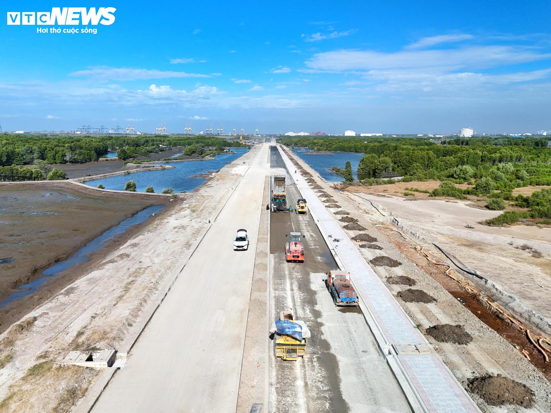Hiện trạng đường nối siêu cảng Cái Mép với khu công nghiệp ở TP.HCM - Ảnh 1
