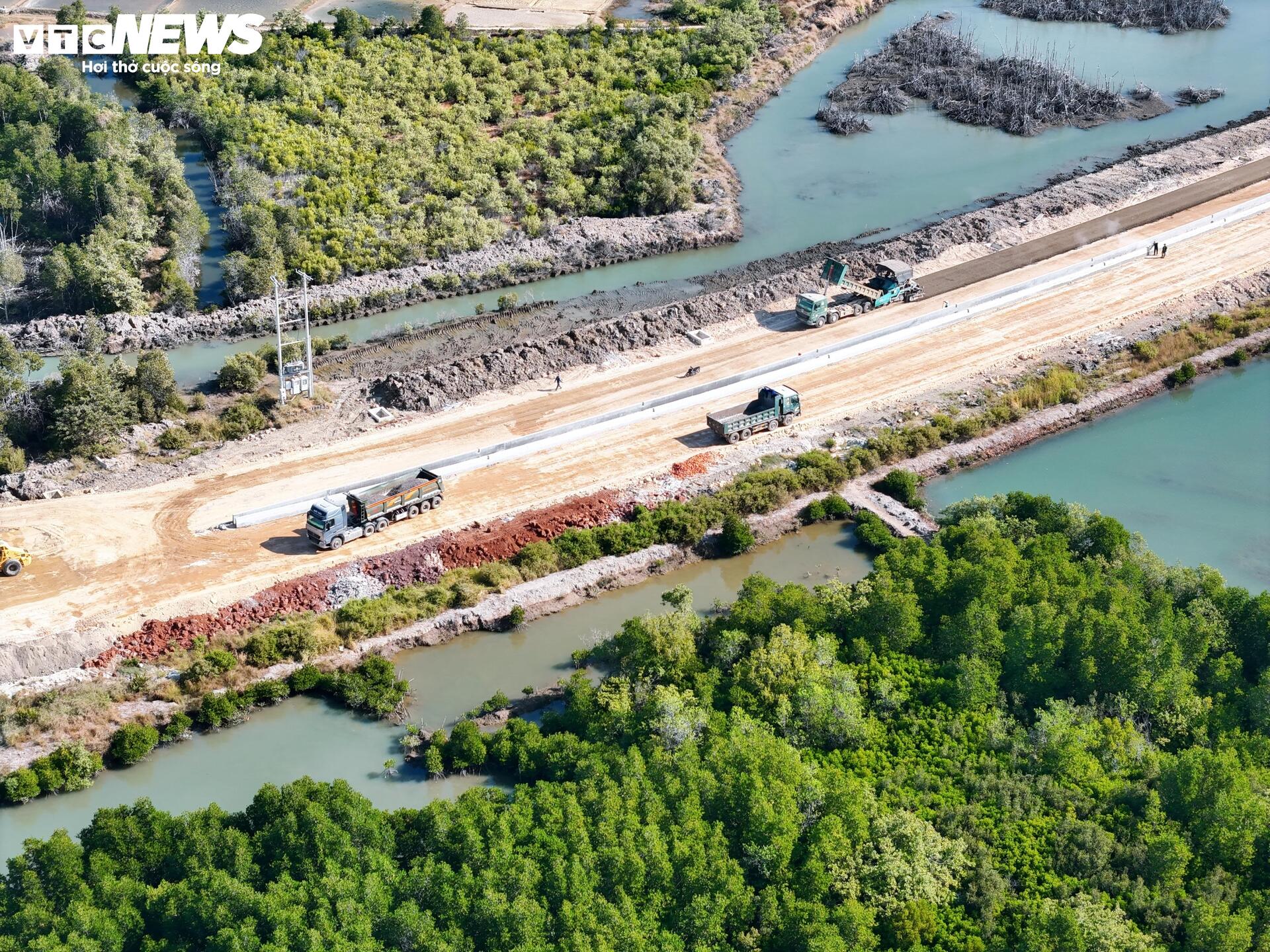 Hiện trạng đường nối siêu cảng Cái Mép với khu công nghiệp ở TP.HCM - Ảnh 5