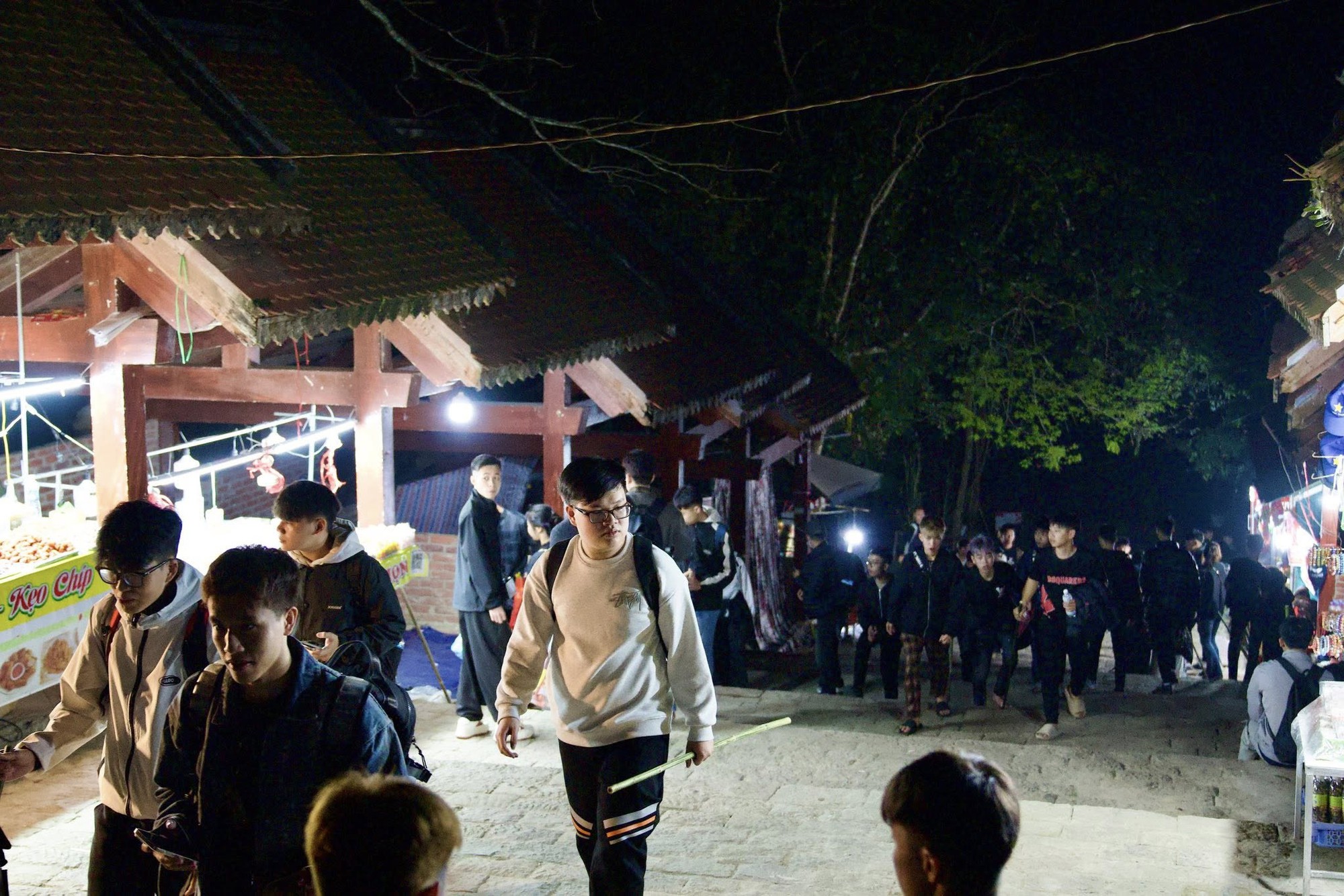 Yên Tử thất thủ, kẹt cứng từ 4h sáng: Du khách đông nghịt, ai cũng cầm 1 chiếc gậy trong tay - Ảnh 3