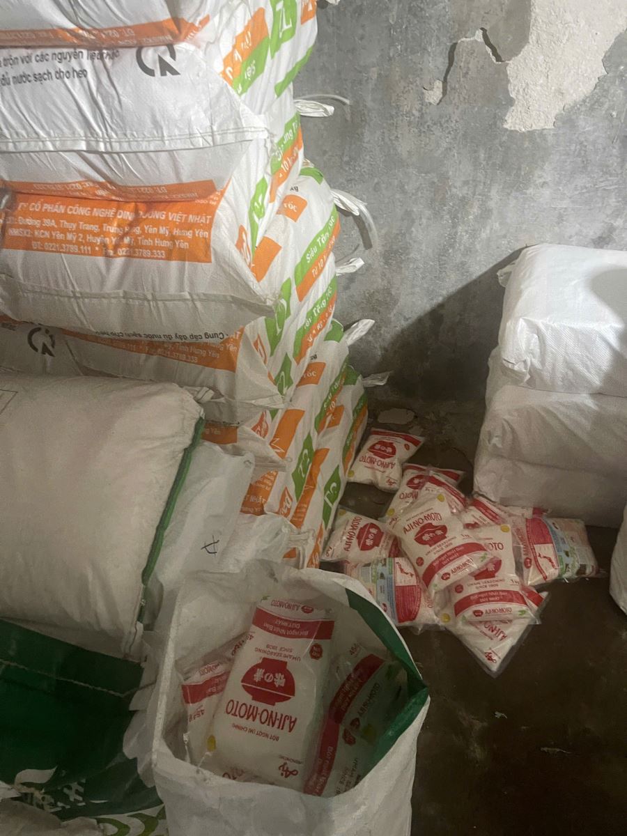 Đột kích một cơ sở, công an tỉnh Hưng Yên triệt phá đường dây sản xuất mì chính giả, tịch thu hơn 1 tấn sản phẩm nhãn hiệu Ajinomoto - Ảnh 2