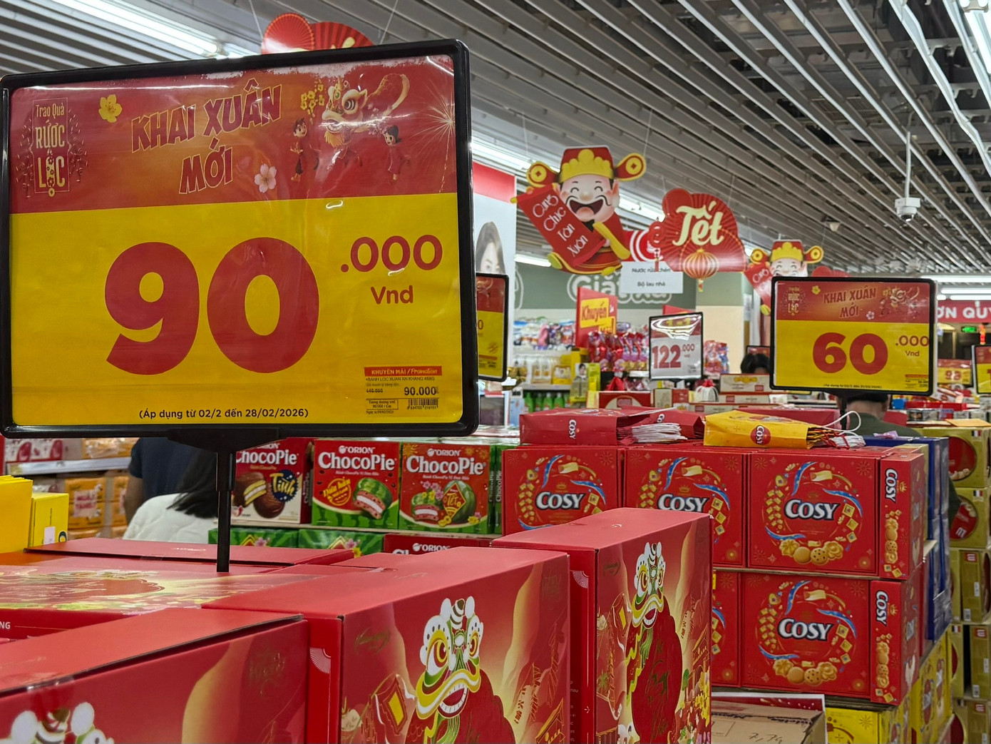 Người dân ào ào sắm Tết, siêu thị kín khách đến khuya - Ảnh 5