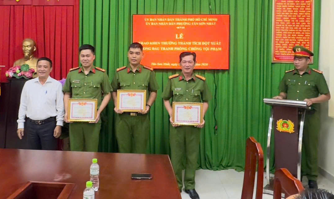 Khen thưởng cá nhân, tập thể công an phá nhanh vụ cướp ngân hàng - Ảnh 1