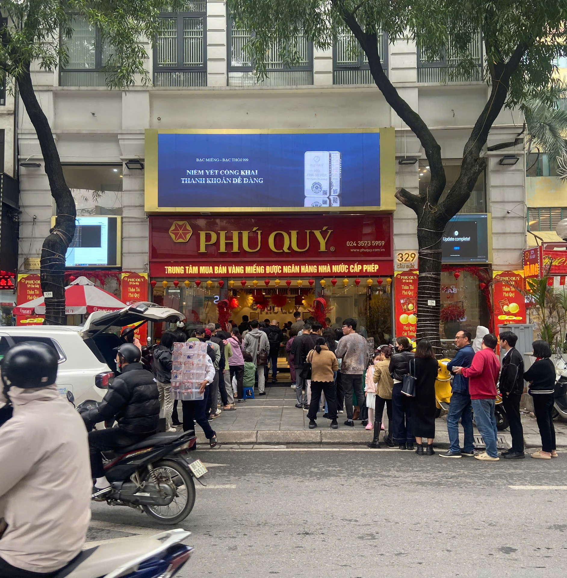 [ẢNH, CLIP] Tiệm vàng hôm nay: Giá vàng gần 18,5 triệu đồng/chỉ, "Thần Tài" xin dừng phục vụ vì khách mua vàng quá đông - Ảnh 1