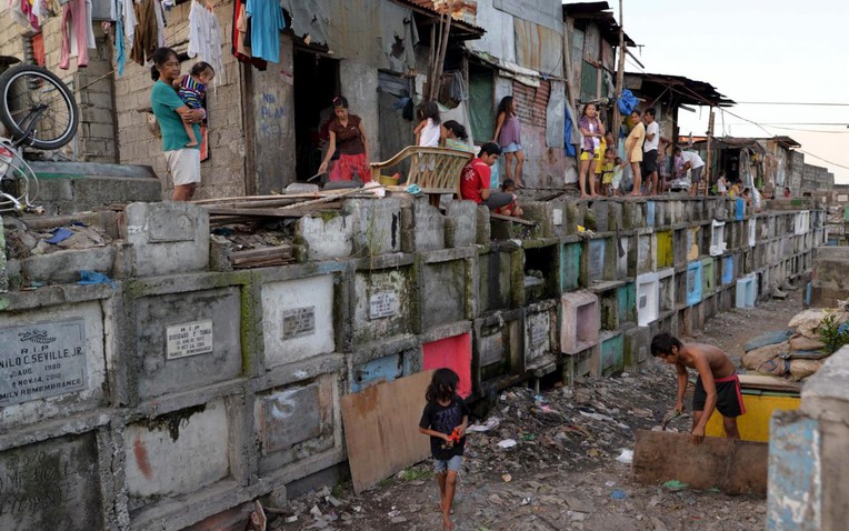 Câu chuyện của 6.000 người sống giữa nghĩa trang: Người chết và người sống cùng "cộng sinh" như thế nào? - Ảnh 1