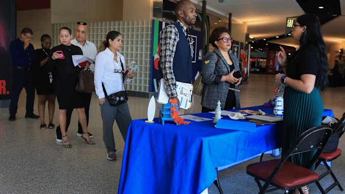 Hơn 100.000 người mất việc chỉ trong 1 tháng, làn sóng thất nghiệp tồi tệ nhất sau gần 2 thập kỷ vì AI - Ảnh 2