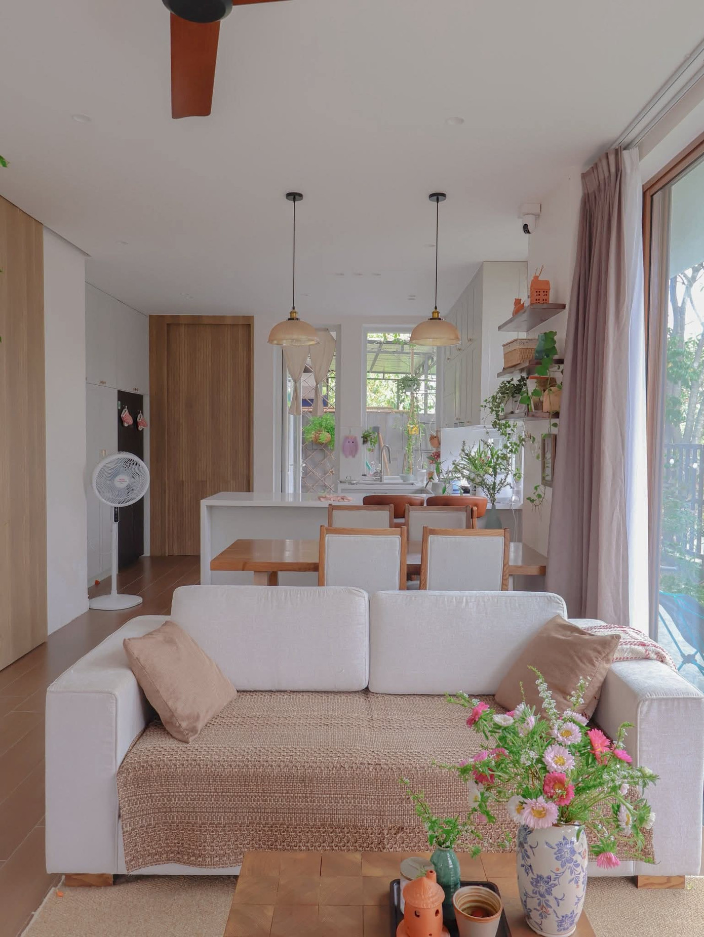 Không gian với góc nhà đầy hoa lá, tràn ngập ánh sáng - Ảnh 2