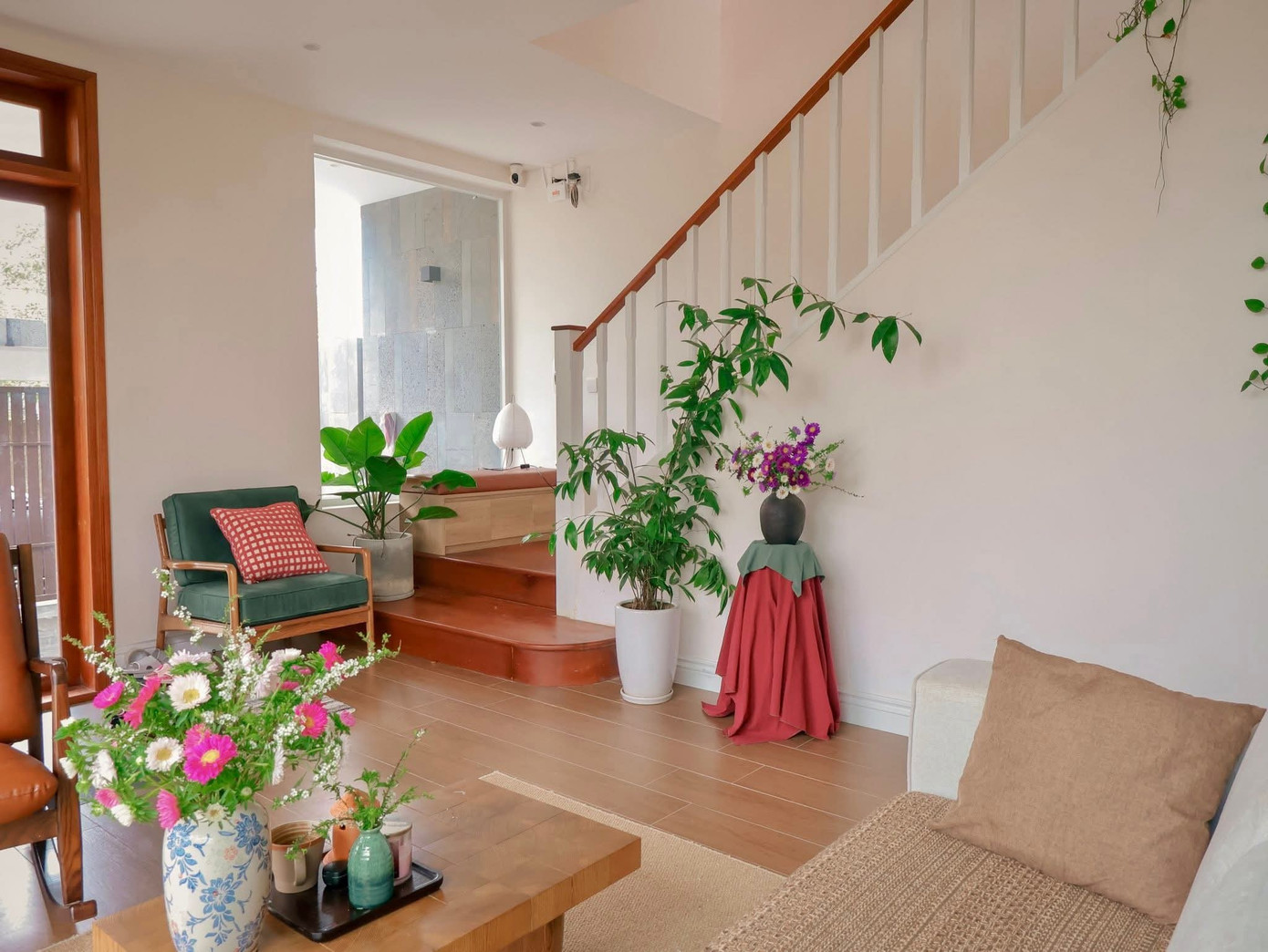 Không gian với góc nhà đầy hoa lá, tràn ngập ánh sáng - Ảnh 4