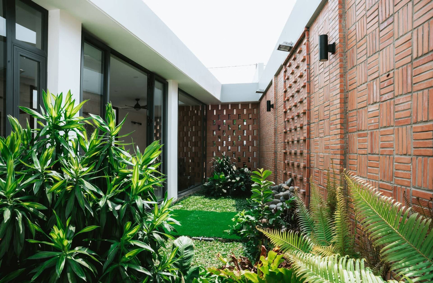 Nhà cấp 4 nở hậu với khu vườn xanh - Ảnh 2