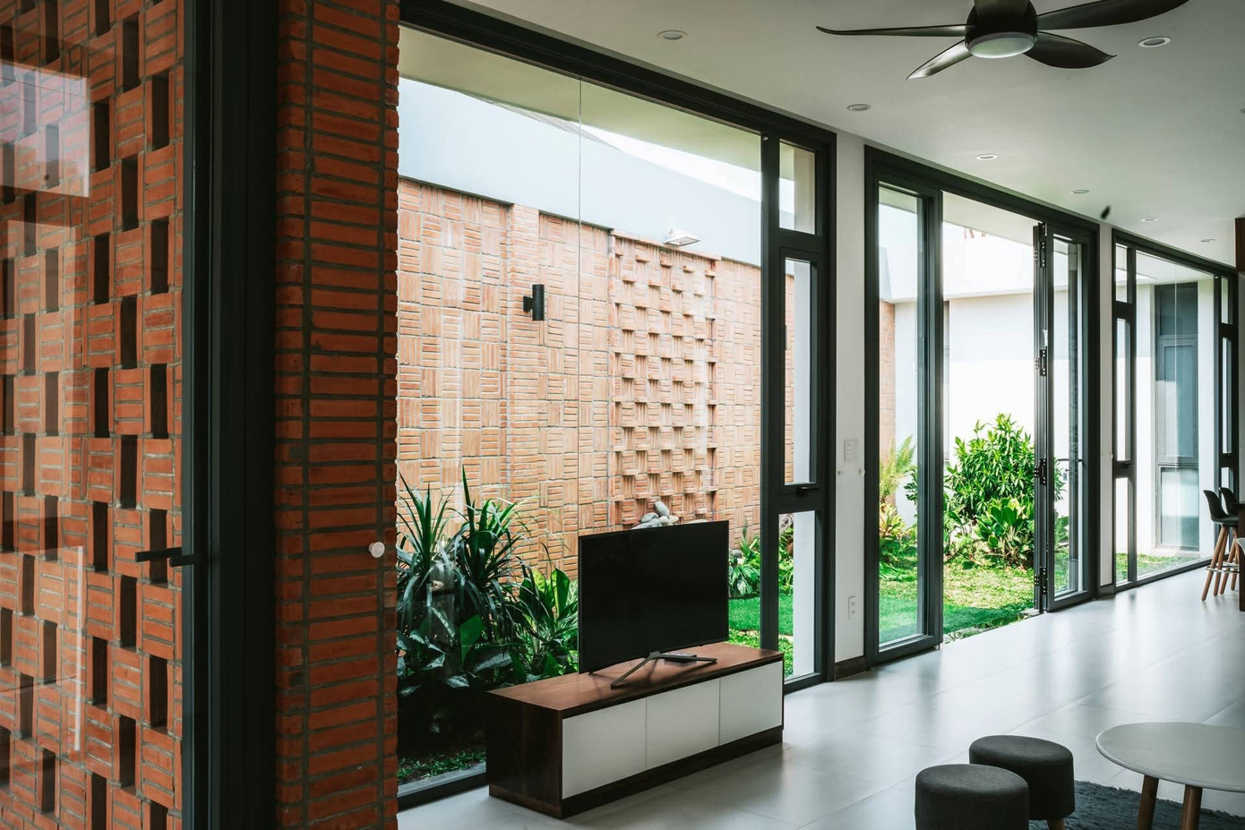 Nhà cấp 4 nở hậu với khu vườn xanh - Ảnh 3