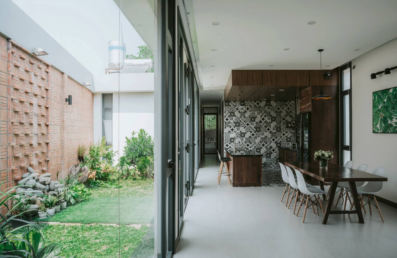 Nhà cấp 4 nở hậu với khu vườn xanh - Ảnh 4