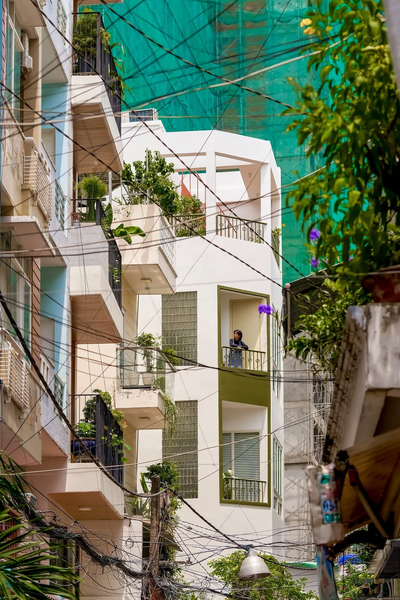 Lấy sáng cho nhà ống bằng thiết kế mặt tiền thú vị - Ảnh 1