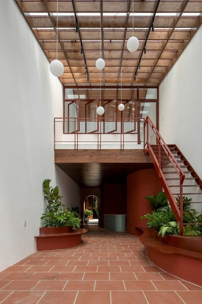 Ngôi nhà thiết kế mở đón gió và ánh sáng tự nhiên từ nhiều phía - Ảnh 2