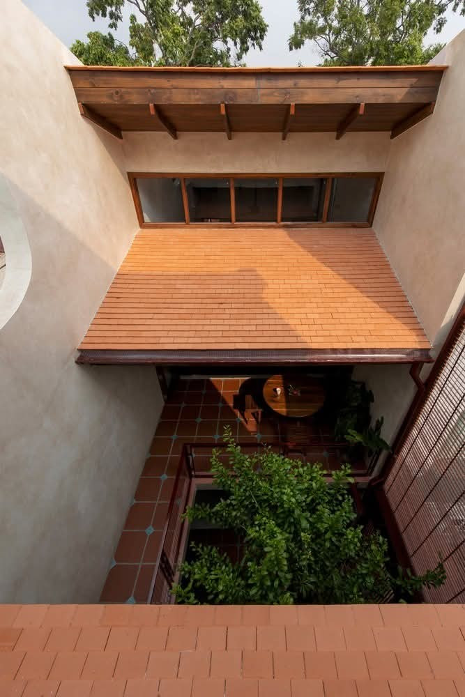 Ngôi nhà thiết kế mở đón gió và ánh sáng tự nhiên từ nhiều phía - Ảnh 3