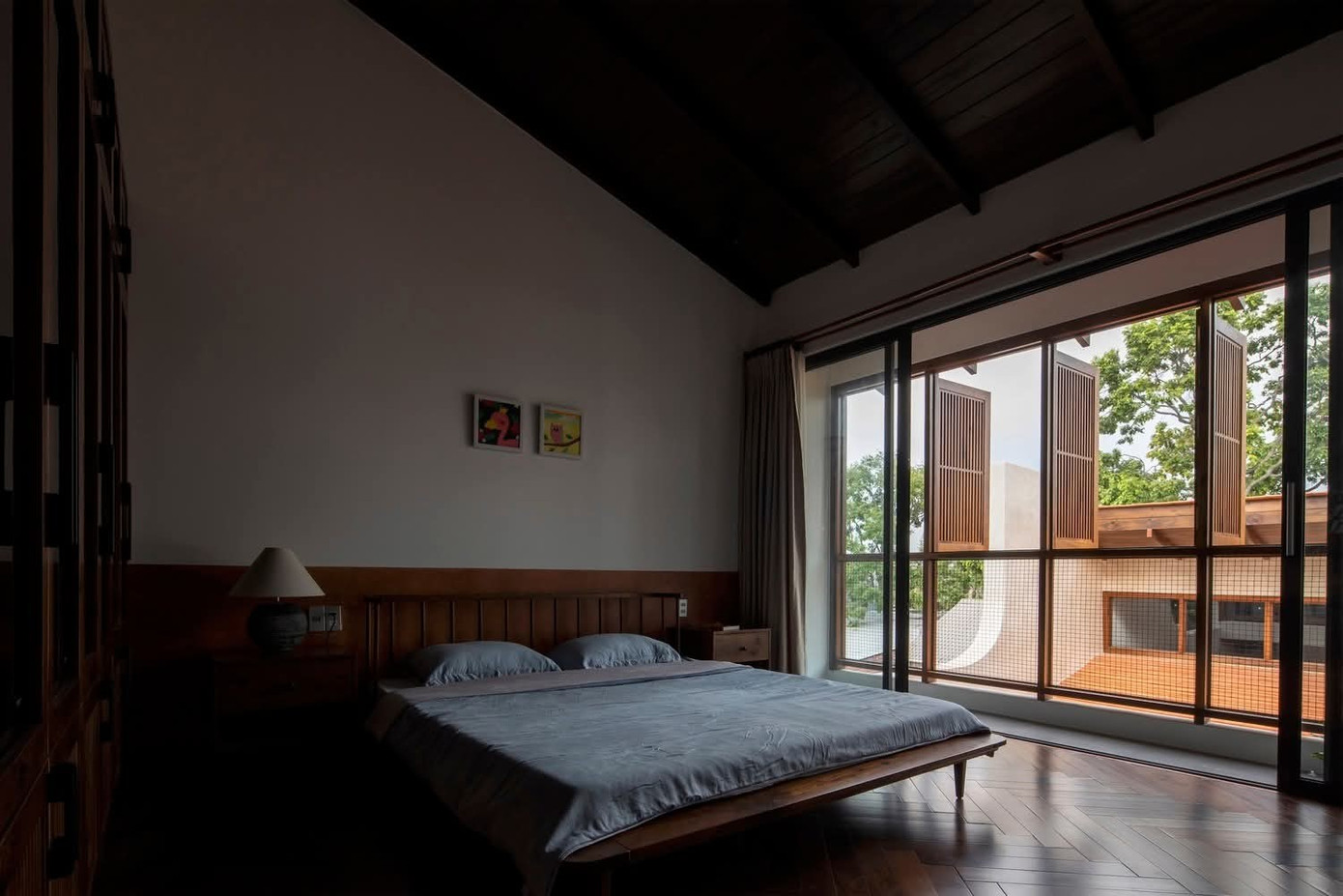 Ngôi nhà thiết kế mở đón gió và ánh sáng tự nhiên từ nhiều phía - Ảnh 7