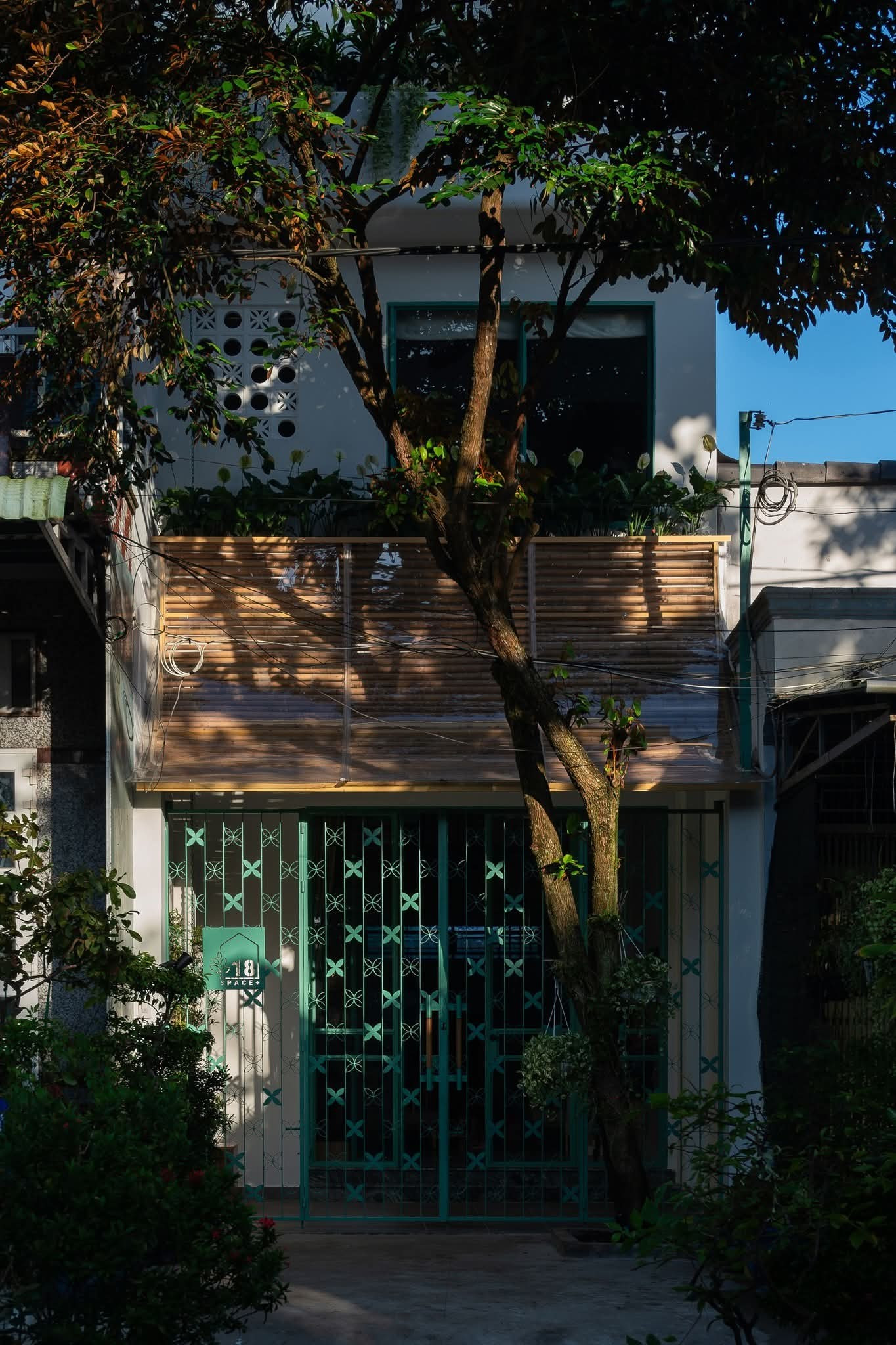 Gia chủ thư thái trong ngôi nhà màu xanh dịu mát - Ảnh 1