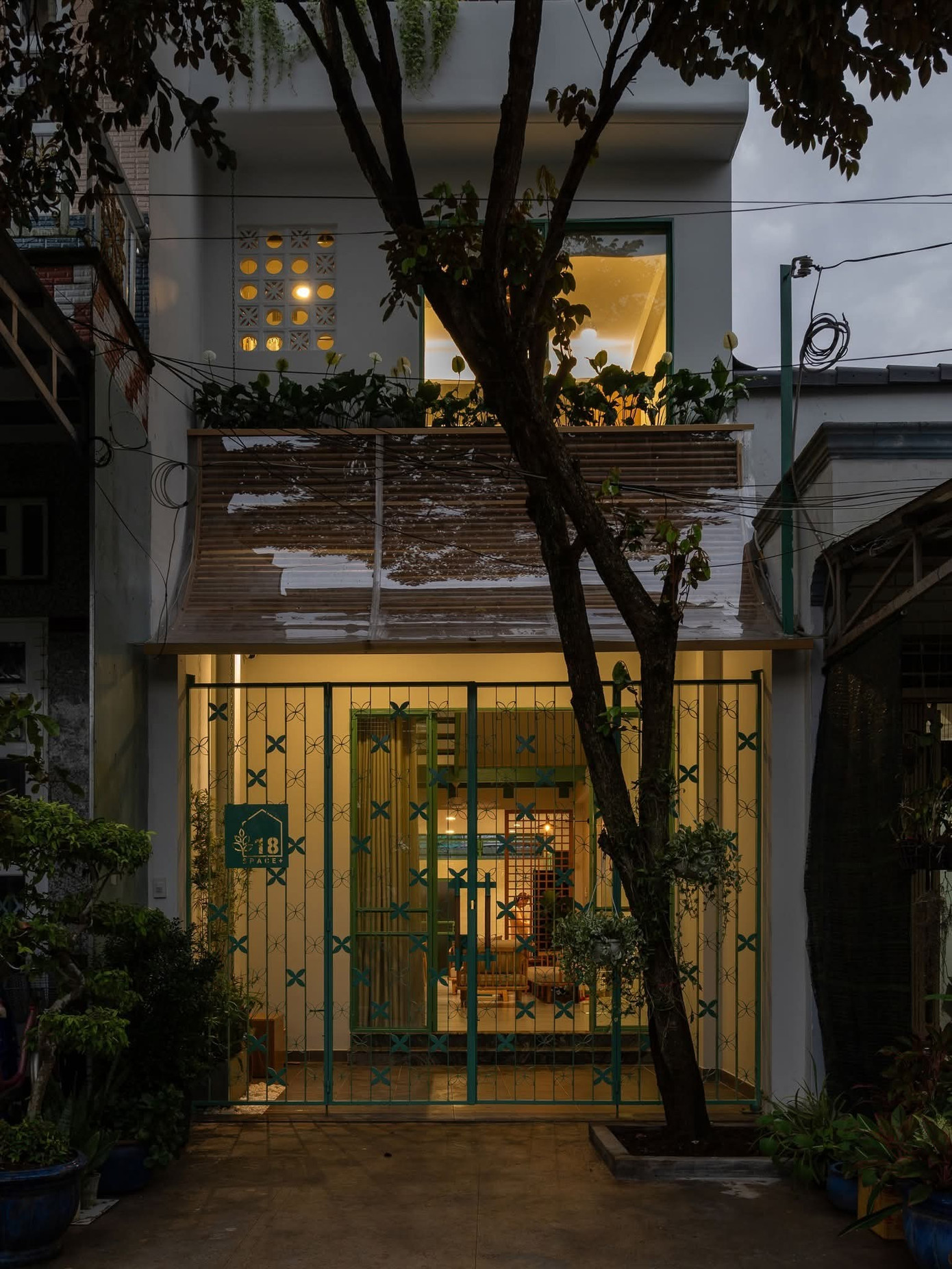 Gia chủ thư thái trong ngôi nhà màu xanh dịu mát - Ảnh 2