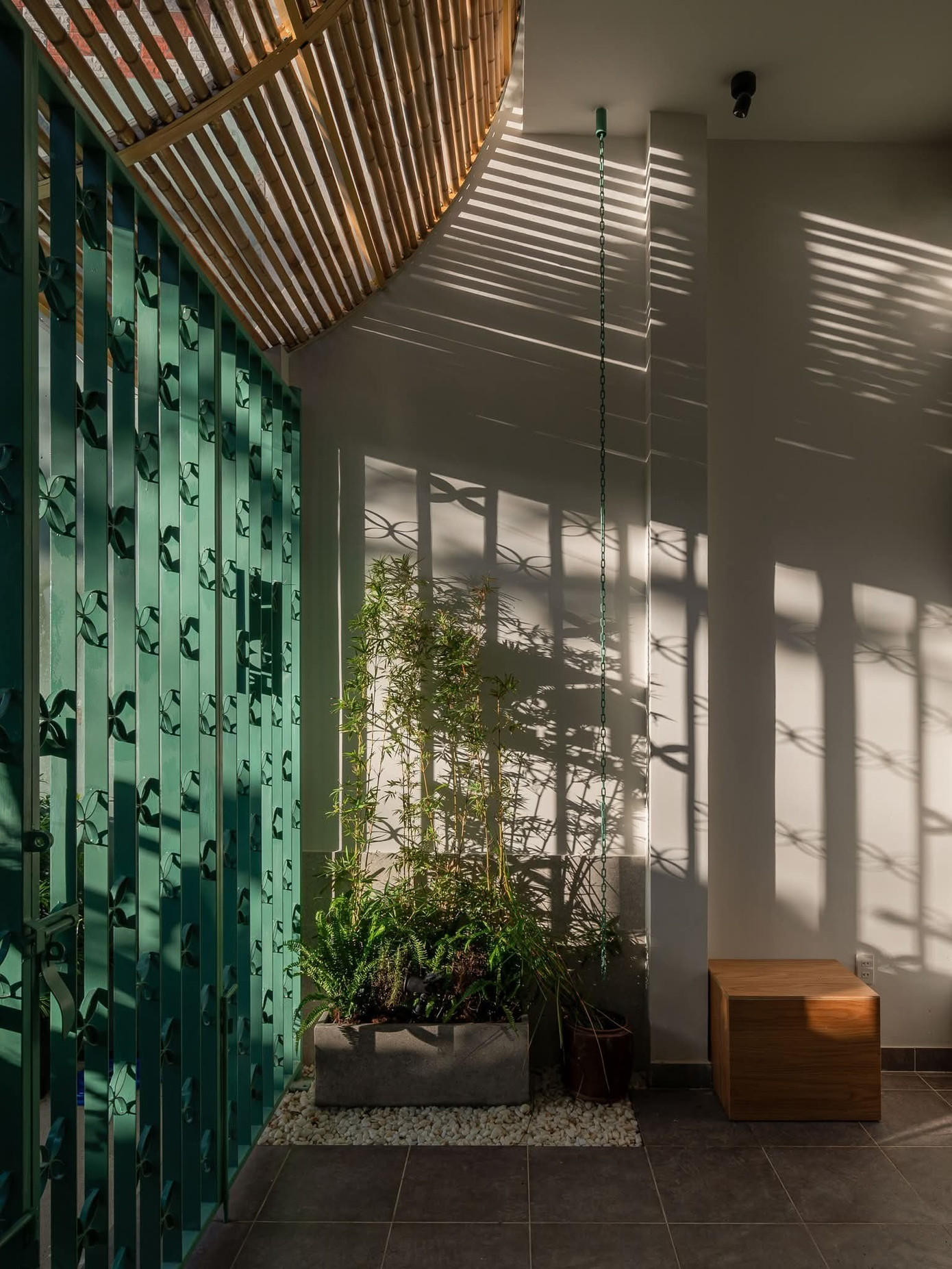 Gia chủ thư thái trong ngôi nhà màu xanh dịu mát - Ảnh 4