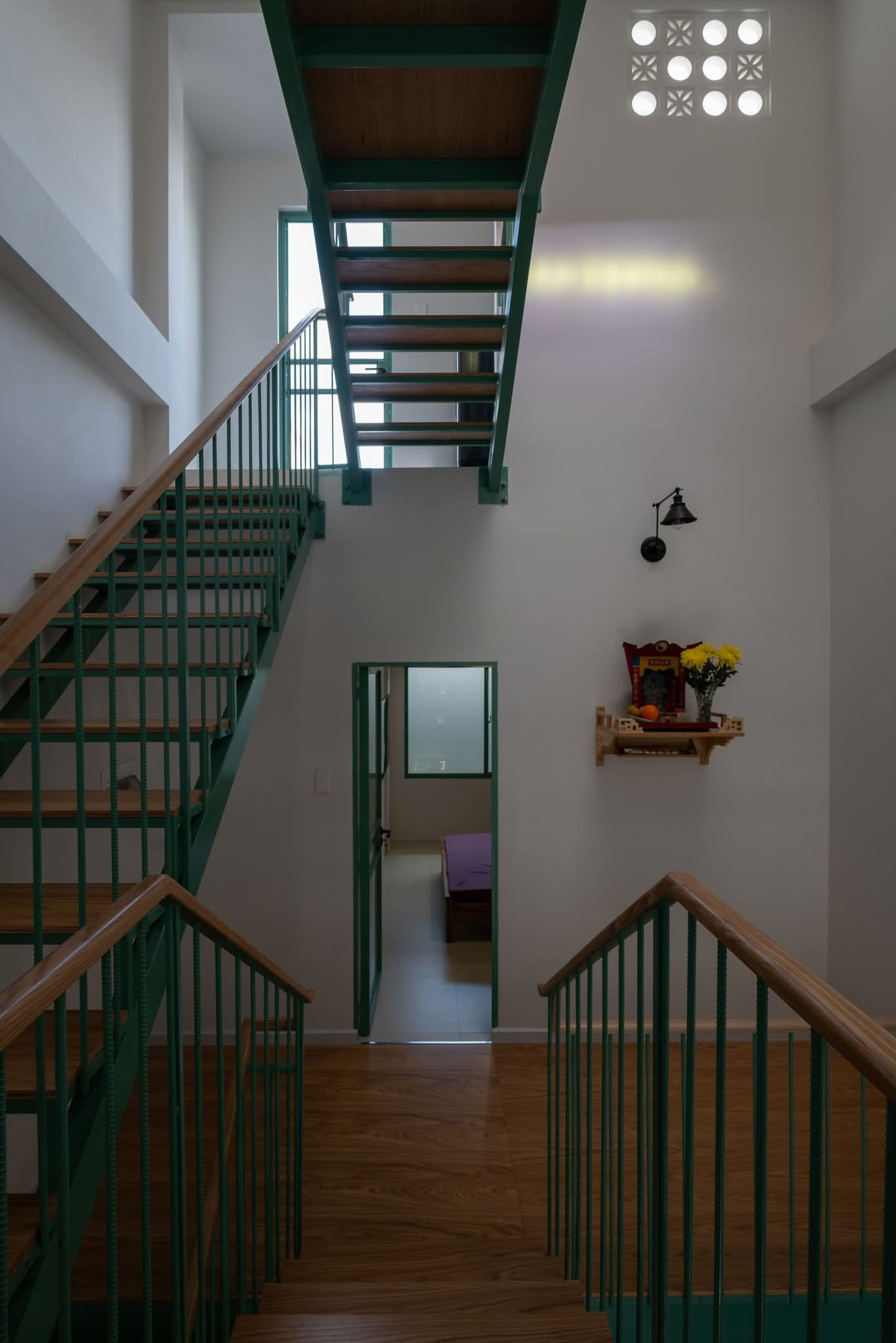 Gia chủ thư thái trong ngôi nhà màu xanh dịu mát - Ảnh 13