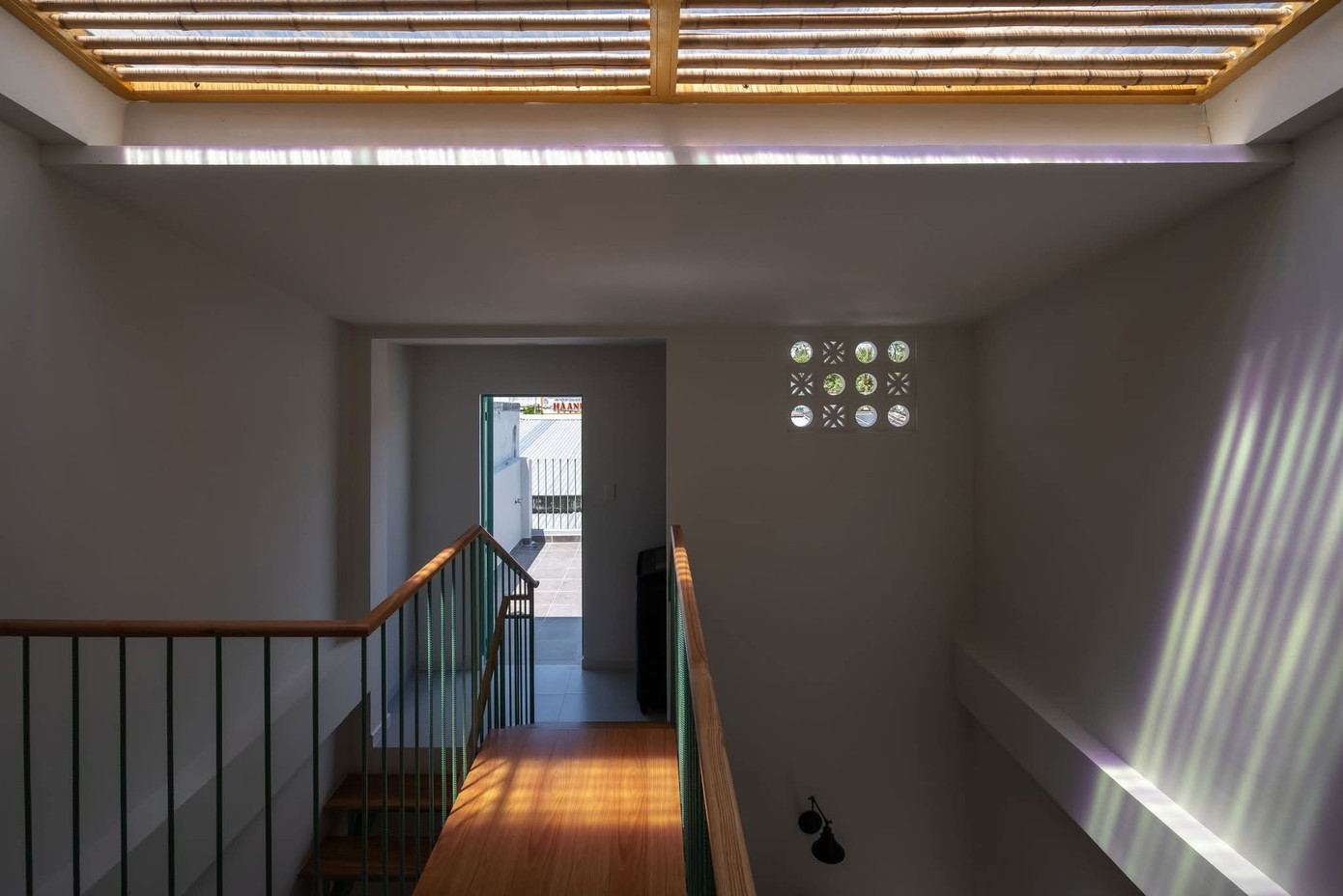 Gia chủ thư thái trong ngôi nhà màu xanh dịu mát - Ảnh 15