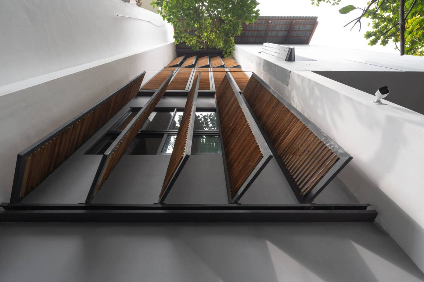 Kiến trúc hiện đại gặp gỡ truyền thống căn nhà 90m2 ở góc phố Hà Nội - Ảnh 3