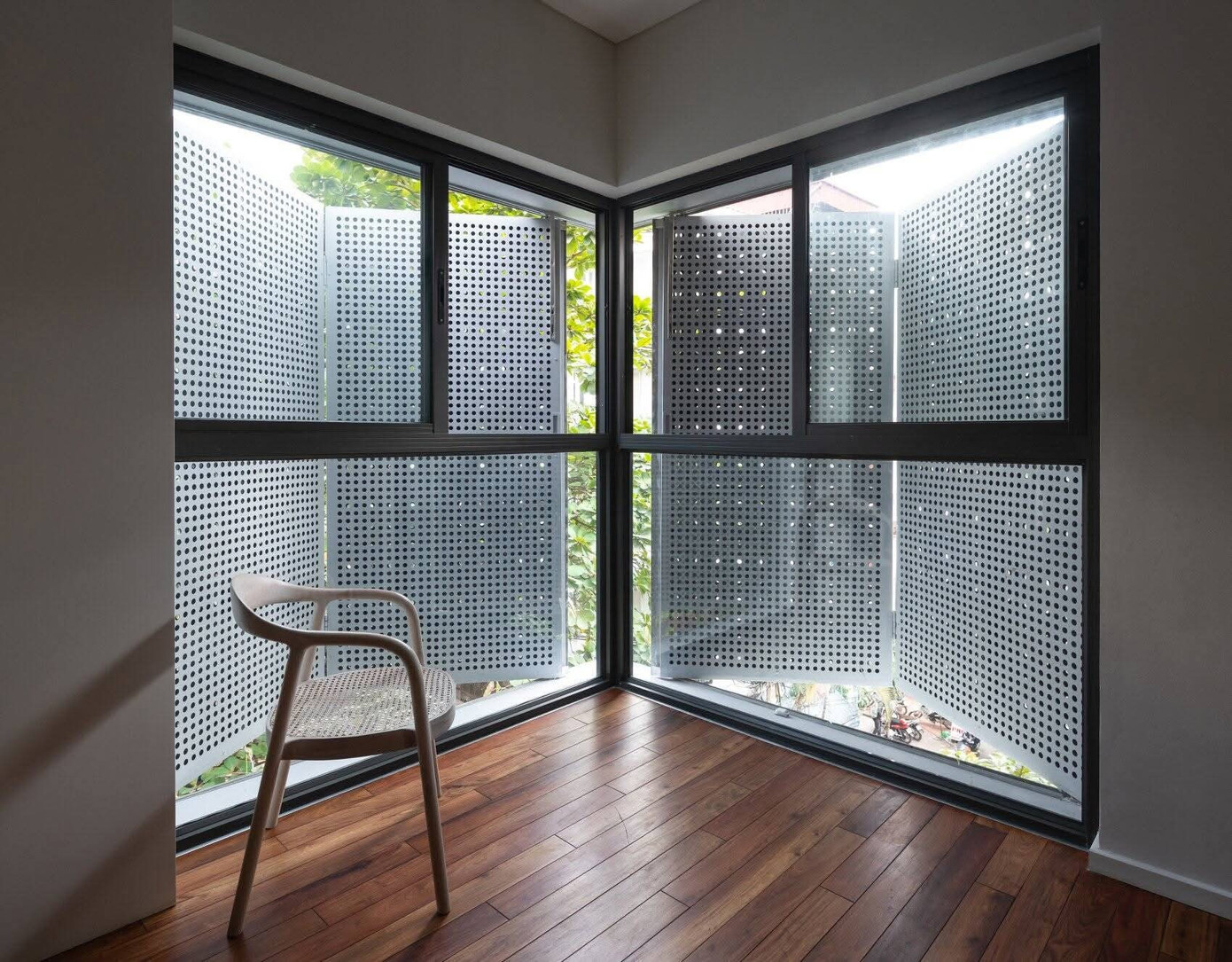 Kiến trúc hiện đại gặp gỡ truyền thống căn nhà 90m2 ở góc phố Hà Nội - Ảnh 8