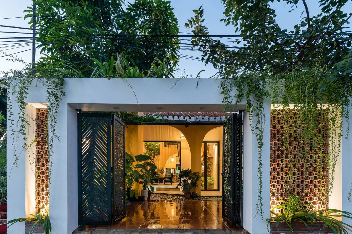 Nhà ống 2 tầng với các khoảng 'cắt xẻ' ngẫu hứng - Ảnh 2