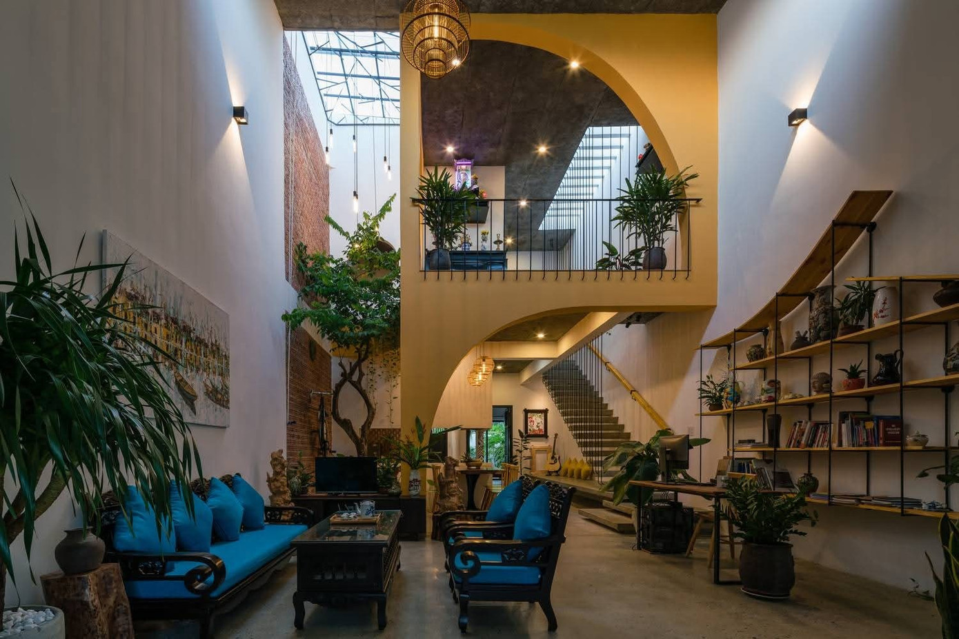 Nhà ống 2 tầng với các khoảng 'cắt xẻ' ngẫu hứng - Ảnh 7