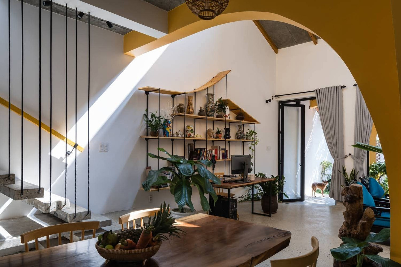 Nhà ống 2 tầng với các khoảng 'cắt xẻ' ngẫu hứng - Ảnh 4