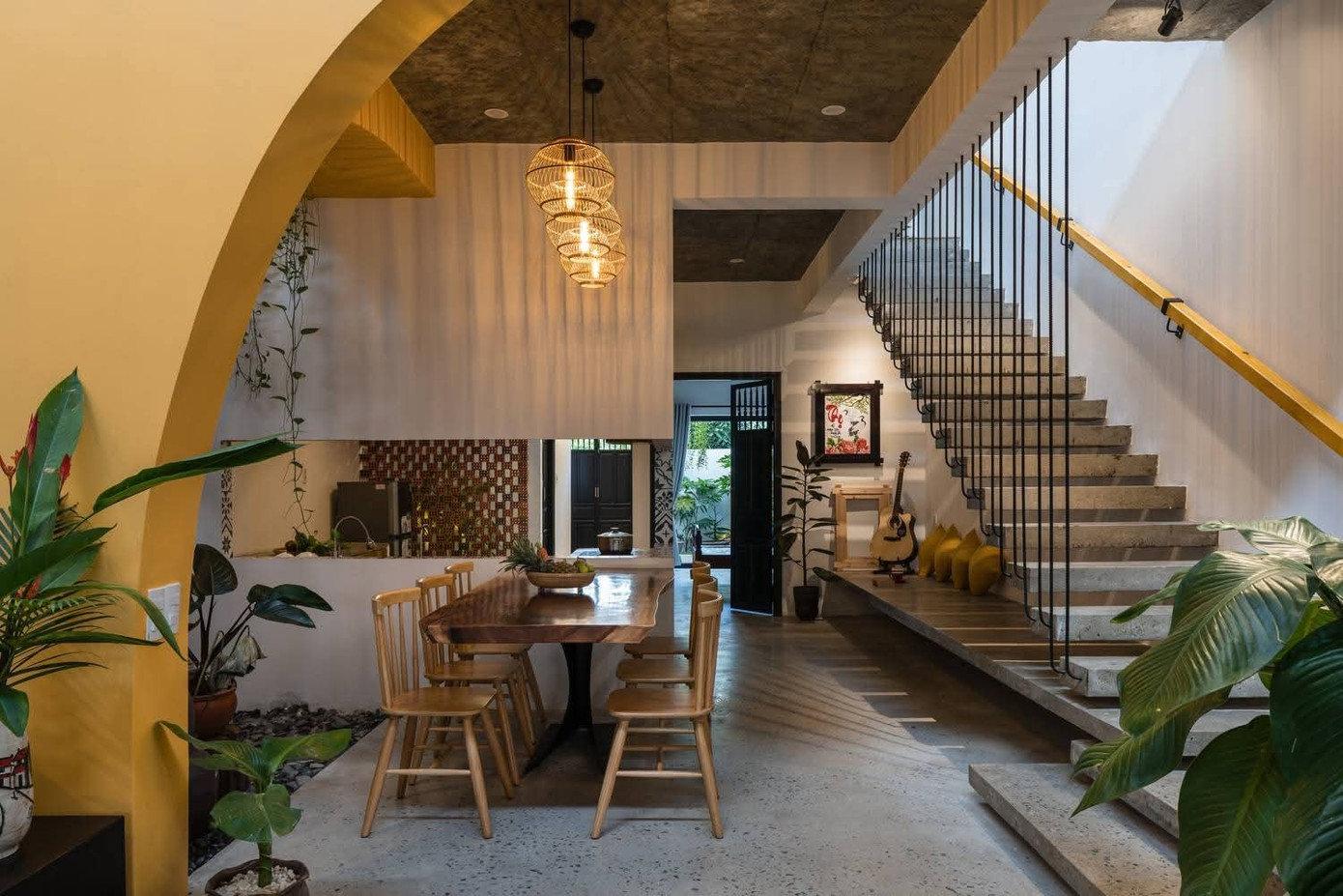 Nhà ống 2 tầng với các khoảng 'cắt xẻ' ngẫu hứng - Ảnh 5