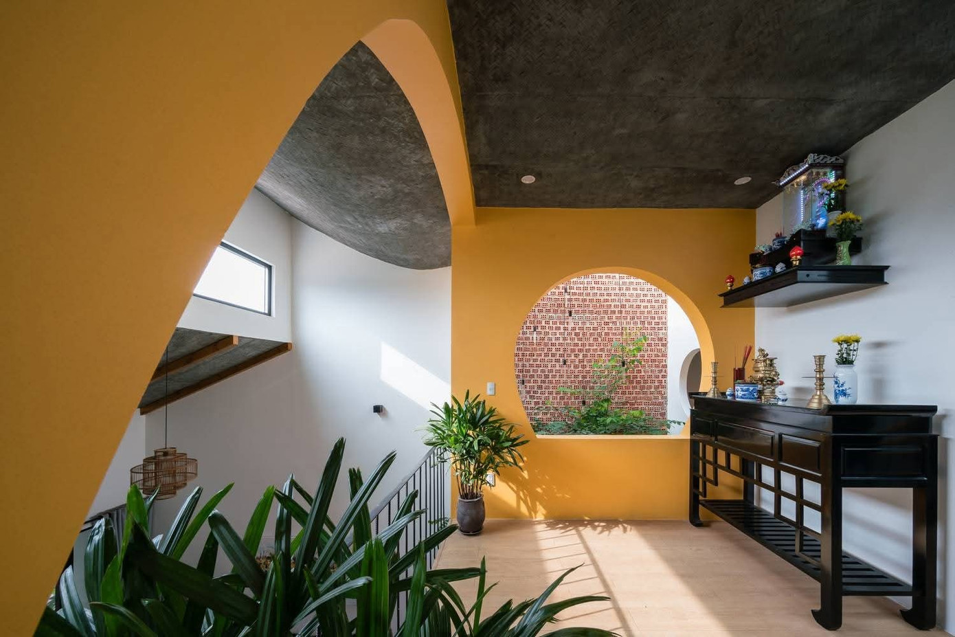 Nhà ống 2 tầng với các khoảng 'cắt xẻ' ngẫu hứng - Ảnh 6