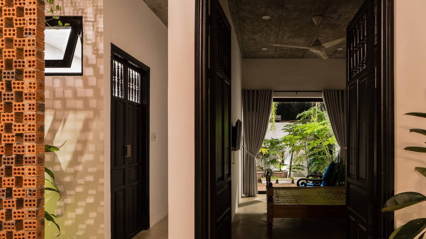 Nhà ống 2 tầng với các khoảng 'cắt xẻ' ngẫu hứng - Ảnh 10