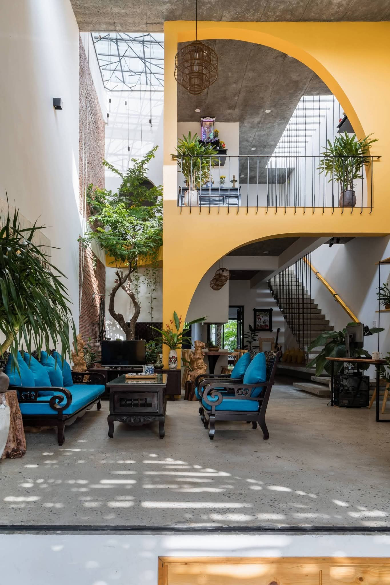 Nhà ống 2 tầng với các khoảng 'cắt xẻ' ngẫu hứng - Ảnh 3