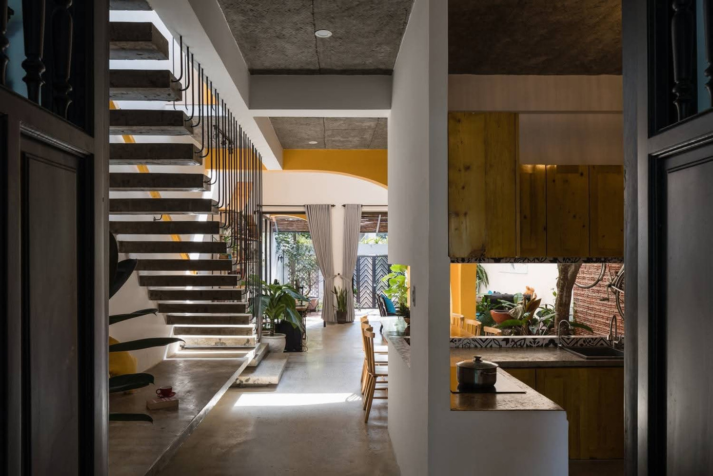 Nhà ống 2 tầng với các khoảng 'cắt xẻ' ngẫu hứng - Ảnh 9