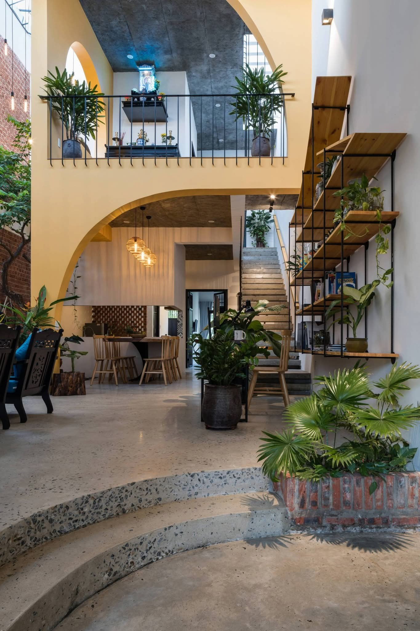 Nhà ống 2 tầng với các khoảng 'cắt xẻ' ngẫu hứng - Ảnh 8