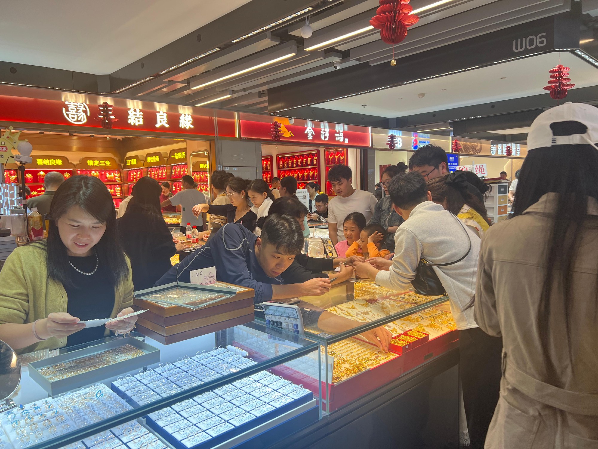 Không riêng Việt Nam, nhà đầu tư ở quốc gia này cũng ồ ạt mang áo ấm xếp hàng từ sáng sớm để mua vàng mua bạc - Ảnh 4