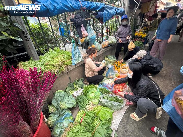 Gần Tết Nguyên đán, rau xanh đứng giá, thịt cá nhích nhẹ - Ảnh 1