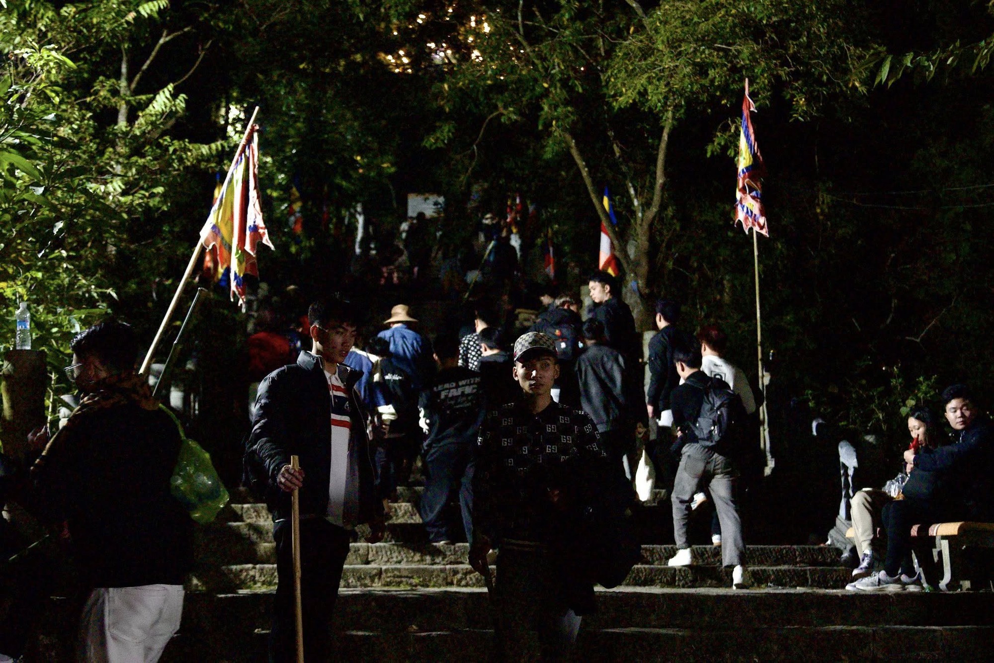 Yên Tử thất thủ, kẹt cứng từ 4h sáng: Du khách đông nghịt, ai cũng cầm 1 chiếc gậy trong tay - Ảnh 6