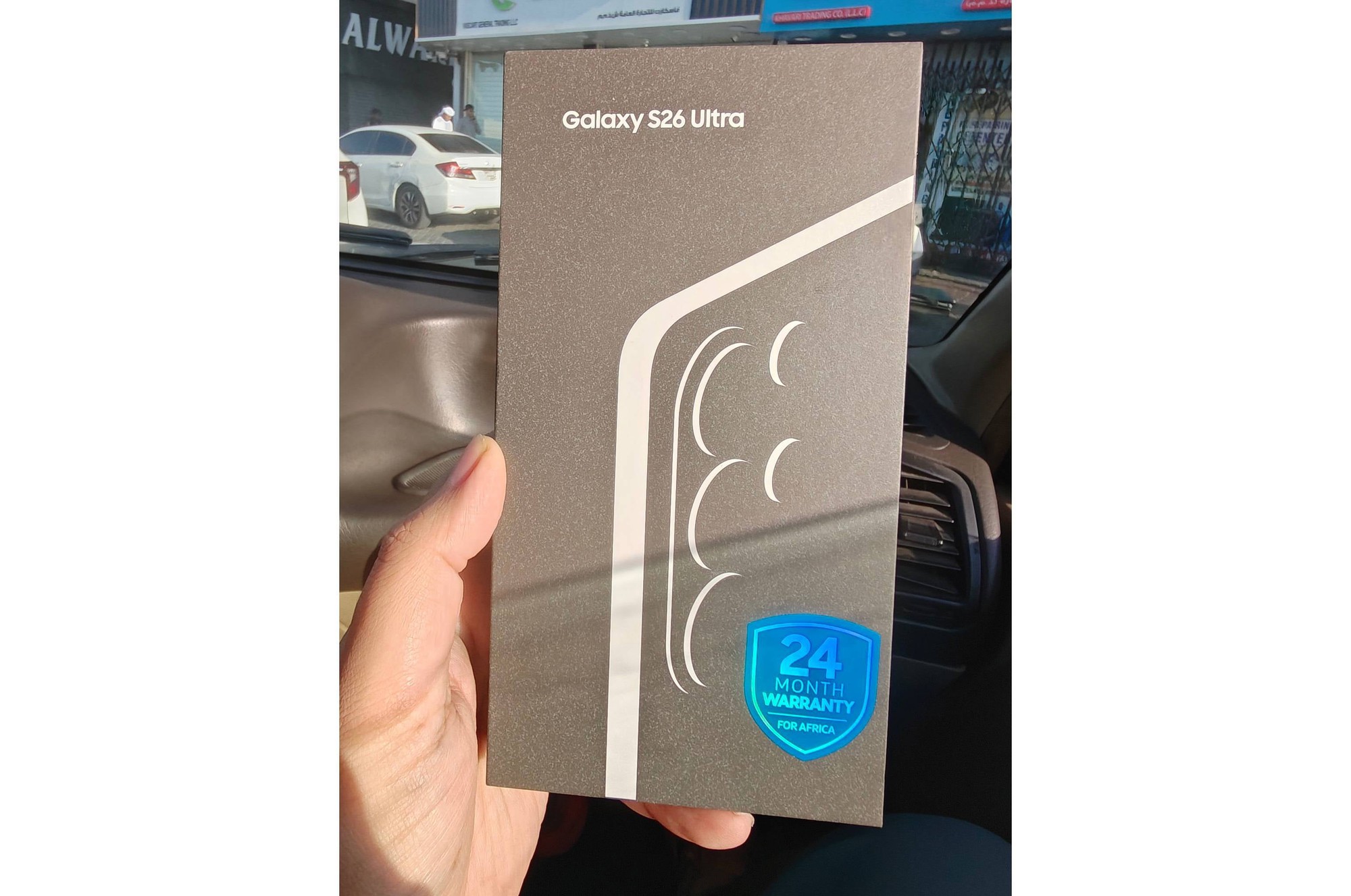 Galaxy S26 Ultra bất ngờ lộ diện trong video mở hộp, cho ta thấy rõ cách màn hình "chống nhìn trộm" hoạt động như thế nào - Ảnh 2