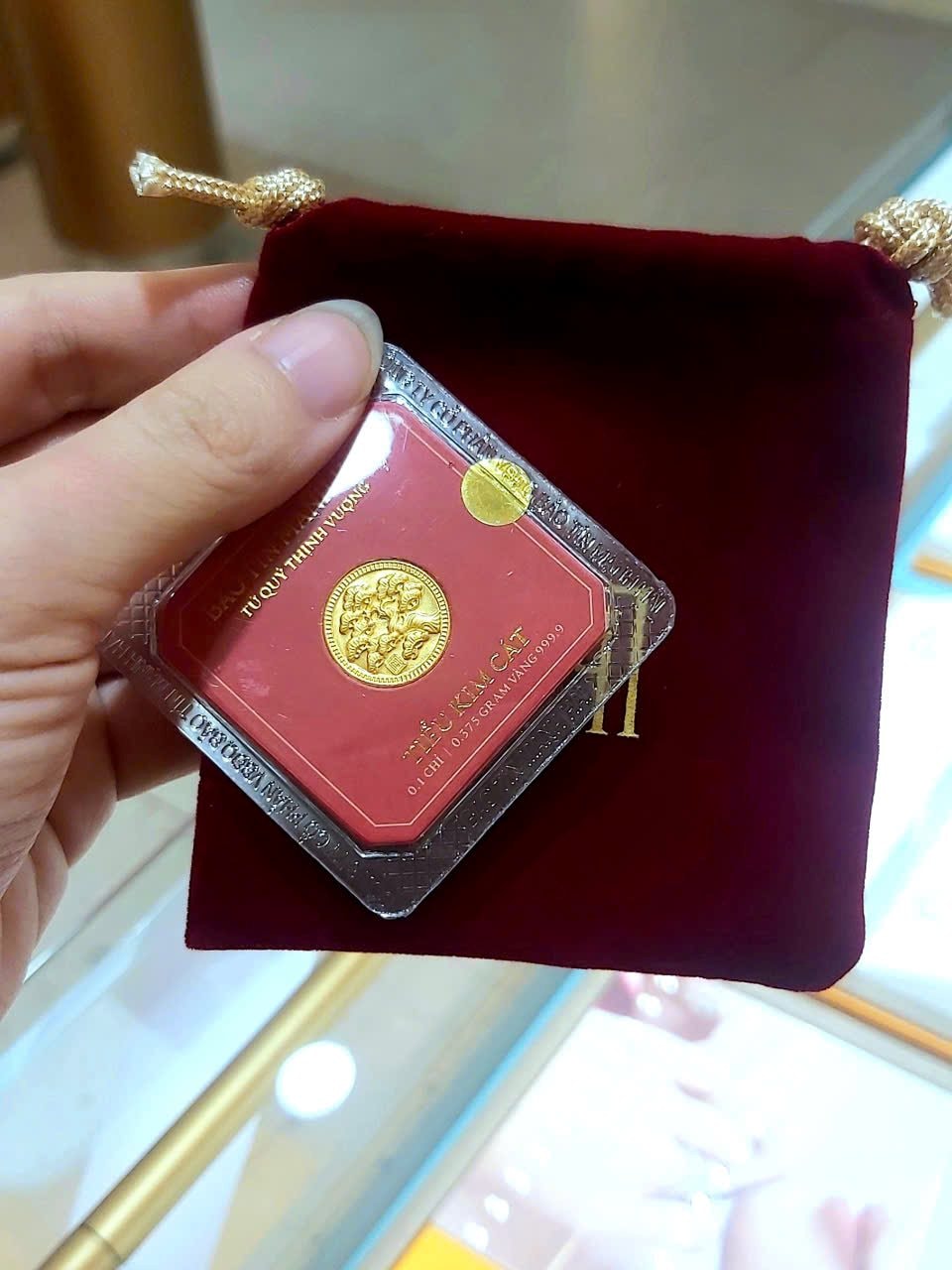 Người phụ nữ 30 năm nói không với vàng, bỗng nhiều ngày đều đi mua, lý do khiến ai cũng cảm động - Ảnh 3