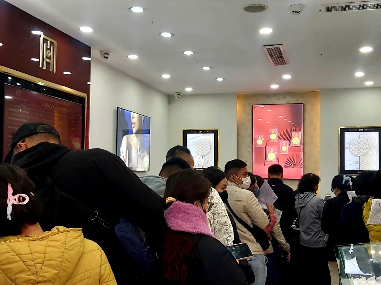 Người phụ nữ 30 năm nói không với vàng, bỗng nhiều ngày đều đi mua, lý do khiến ai cũng cảm động - Ảnh 1