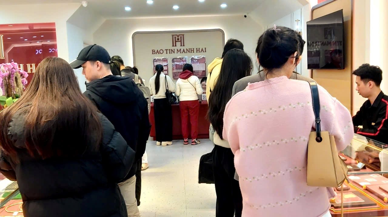 Người phụ nữ 30 năm nói không với vàng, bỗng nhiều ngày đều đi mua, lý do khiến ai cũng cảm động - Ảnh 2