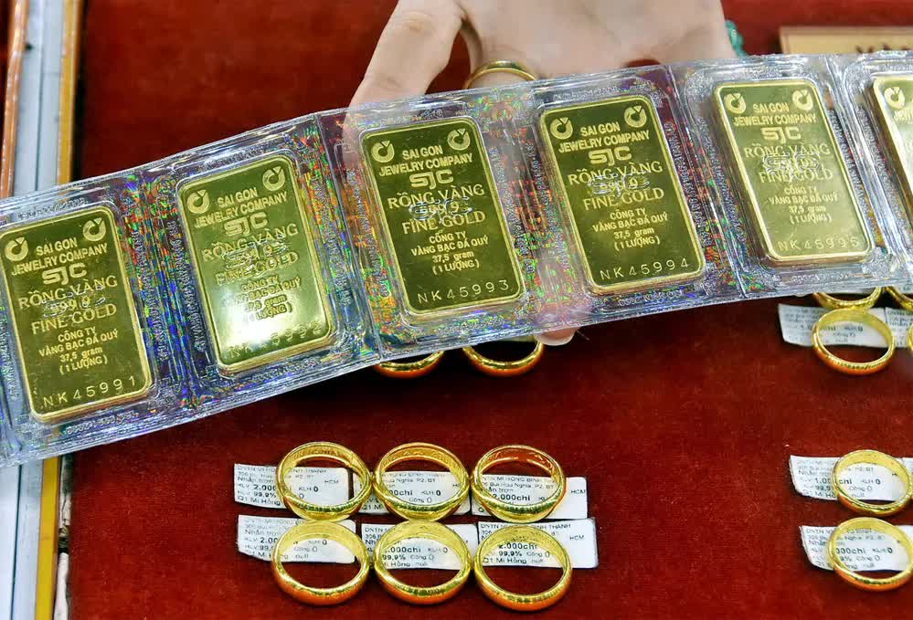 Giá vàng giảm mạnh chỉ còn hơn 160 triệu/cây: Người xếp hàng mua phải biết điều này để không mất công - Ảnh 1
