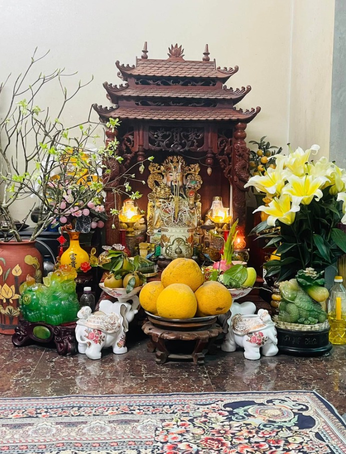 Vì sao bàn thờ Thần Tài đặt sát đất mà không phải ở trên cao? - Ảnh 2