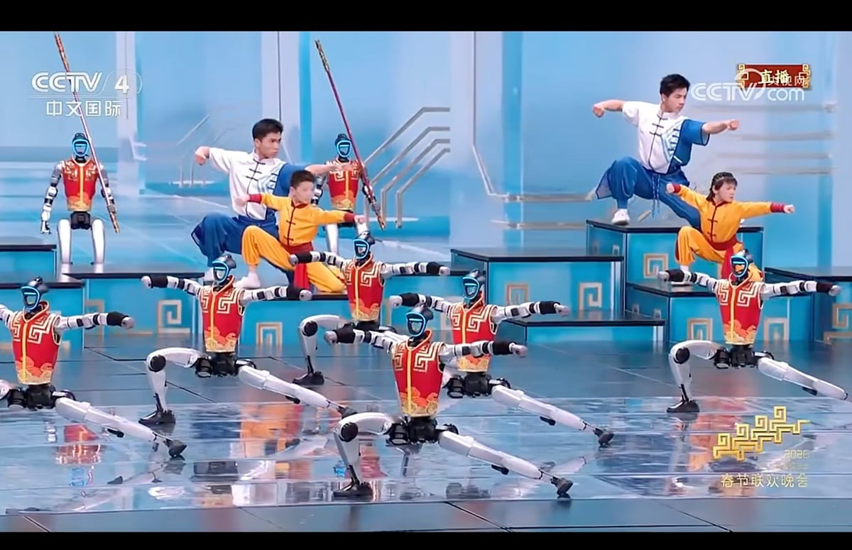 Cú sốc đêm giao thừa: Robot Trung Quốc múa côn nhị khúc như Lý Tiểu Long, vấp ngã tự đứng dậy khiến thế giới sững sờ - Ảnh 3